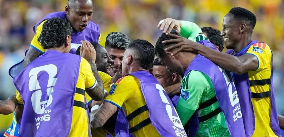Futbolçular qələbəni qeyd edirlər, sarı formadadırlar