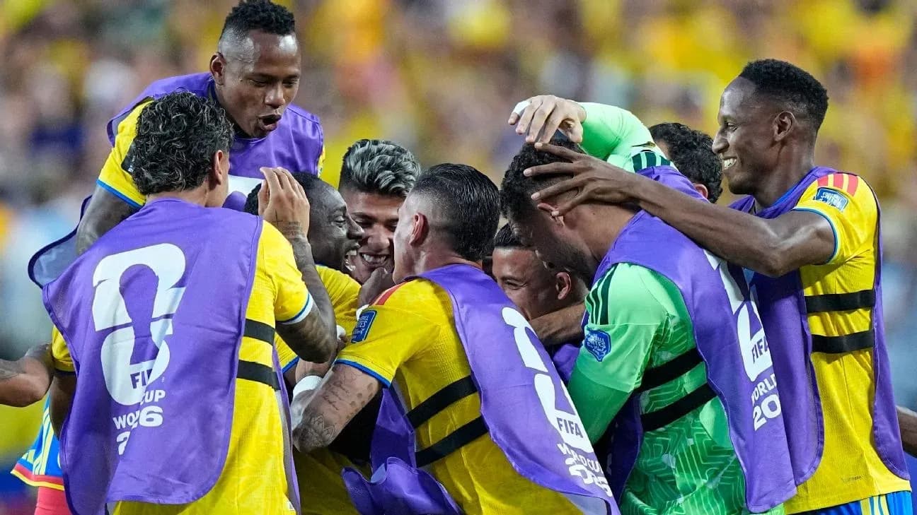 Futbolçular qələbəni qeyd edirlər, sarı formadadırlar