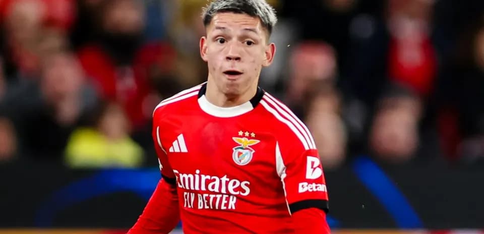 Futbolçu topa doğru qaçır, Benfica forması geyinib