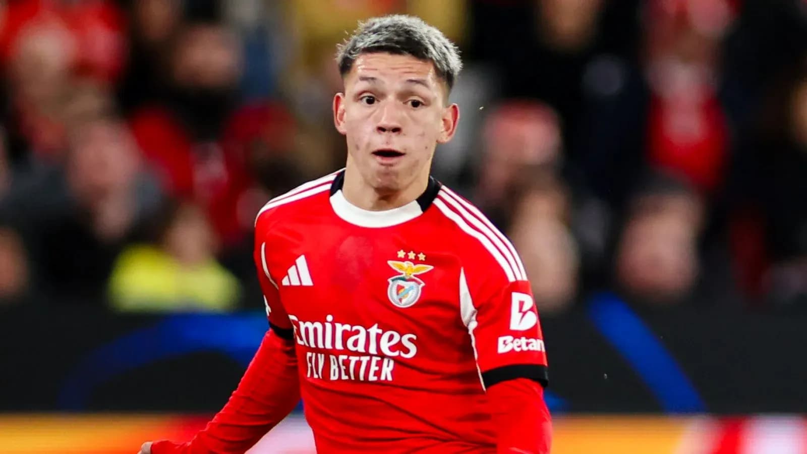 Futbolçu topa doğru qaçır, Benfica forması geyinib