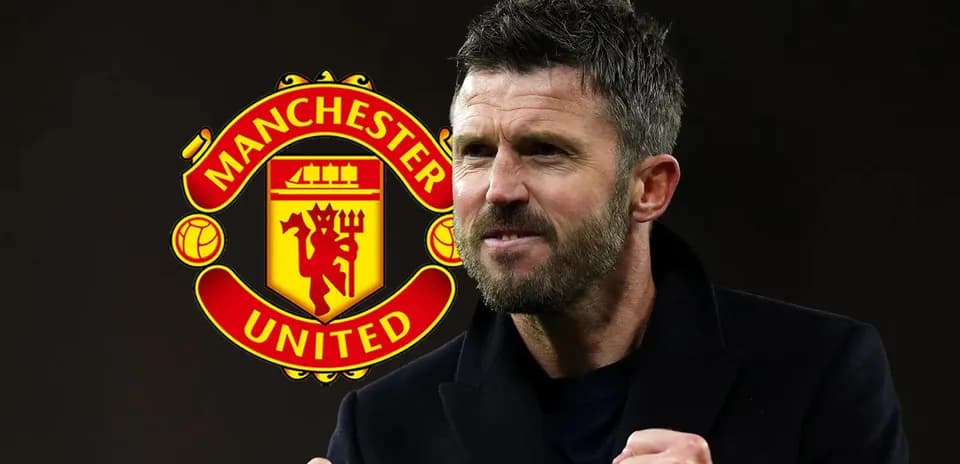 Kişi Manchester United logosunun önündə sevinclə fist pump edir