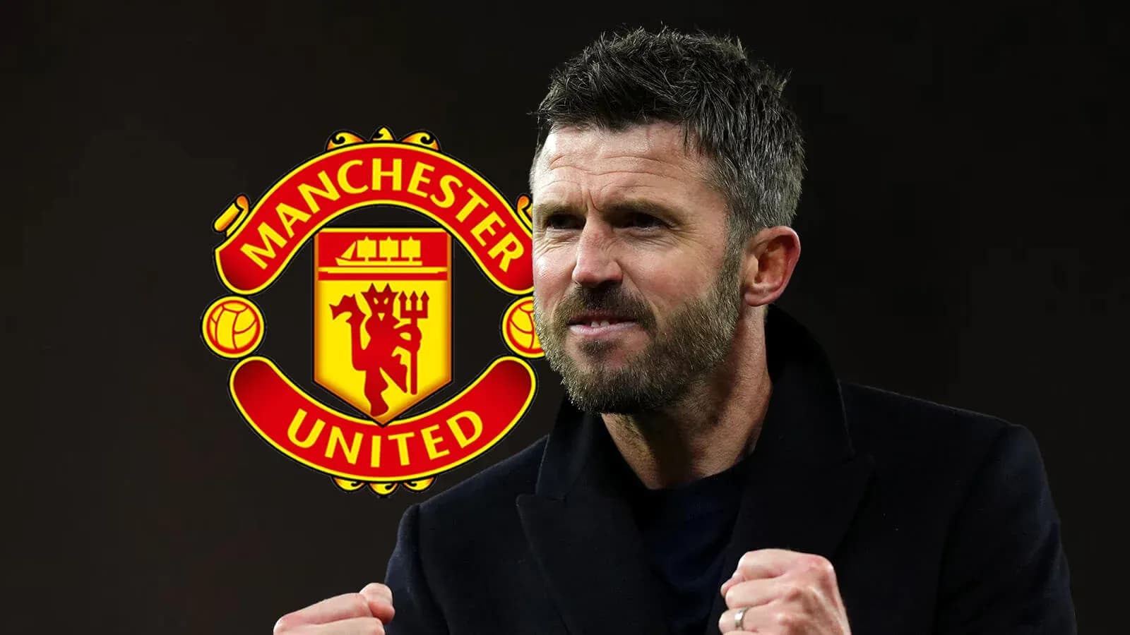 Kişi Manchester United logosunun önündə sevinclə fist pump edir