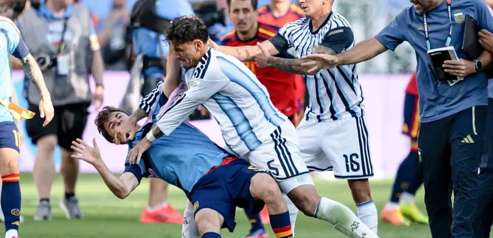 Players from Argentina and Spain in a physical confrontation