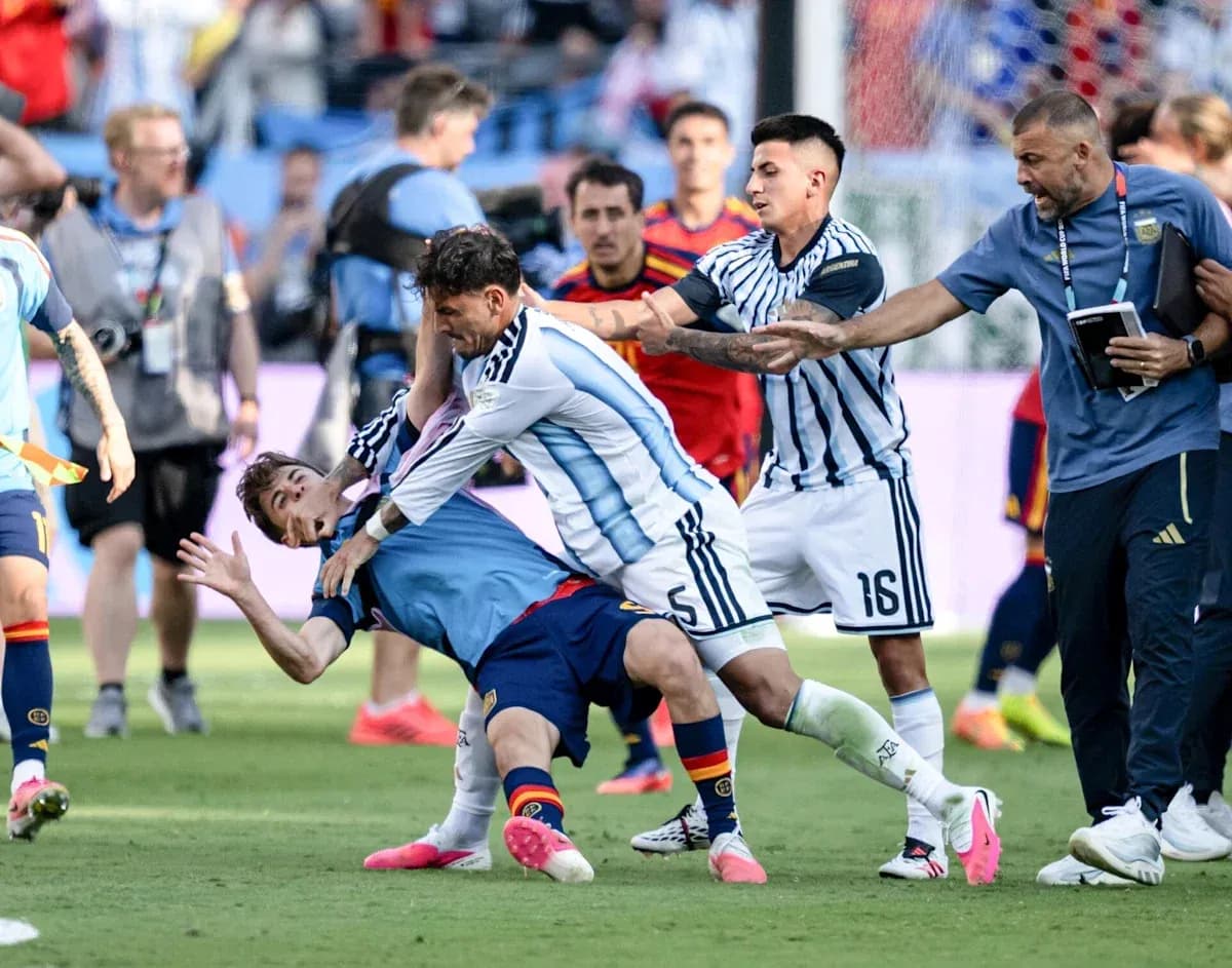 Players from Argentina and Spain in a physical confrontation