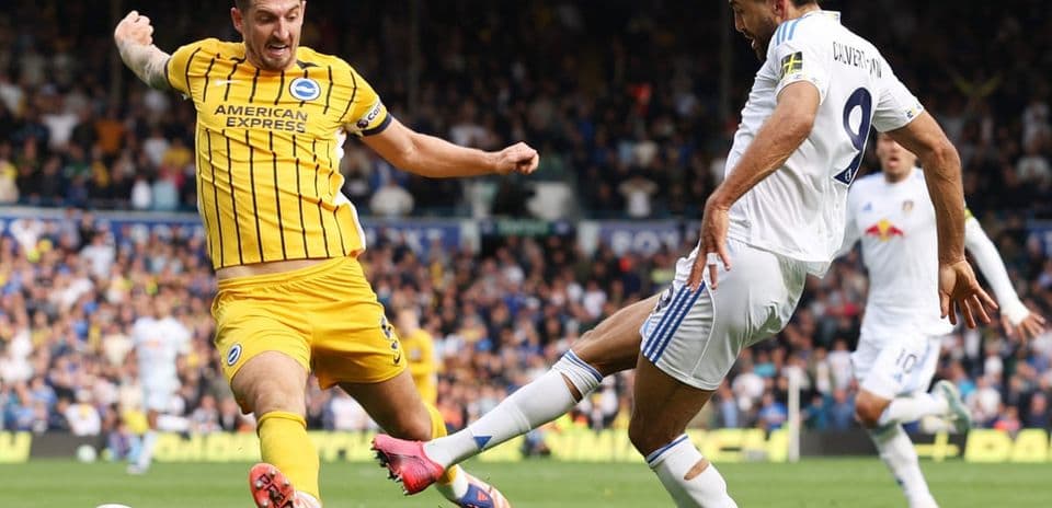 Leeds və Brighton futbolçuları top uğrunda mübarizə aparır