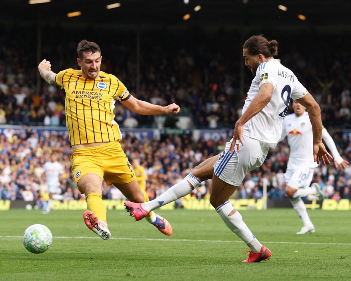Leeds və Brighton futbolçuları top uğrunda mübarizə aparır