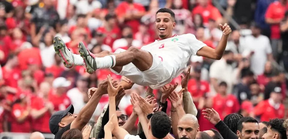 Futbolçu qalibiyyət şərəfinə havaya qaldırılır