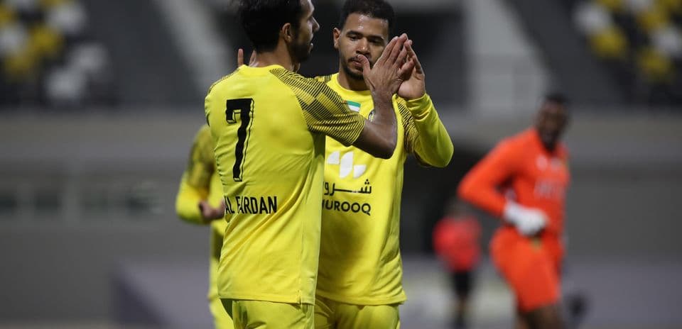İki futbolçu bir-birini təbrik edir