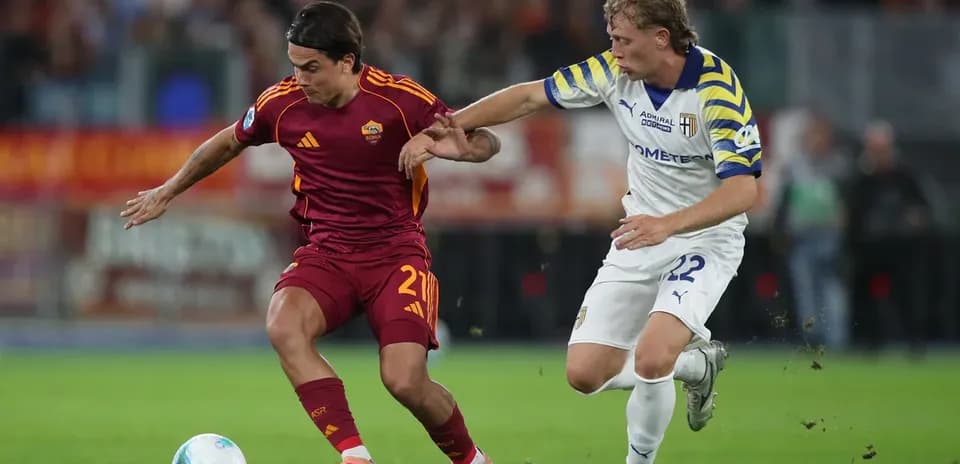 İki futbolçunun top üçün mübarizəsi