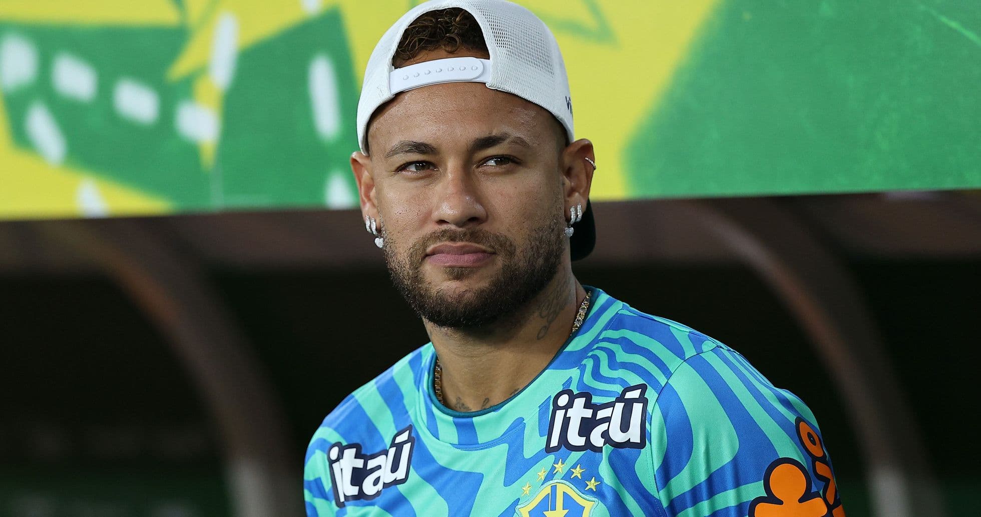 Futbolçu Neymar mətbuat konfransında oturur