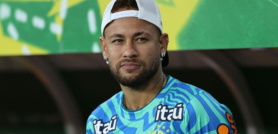 Futbolçu Neymar mətbuat konfransında oturur