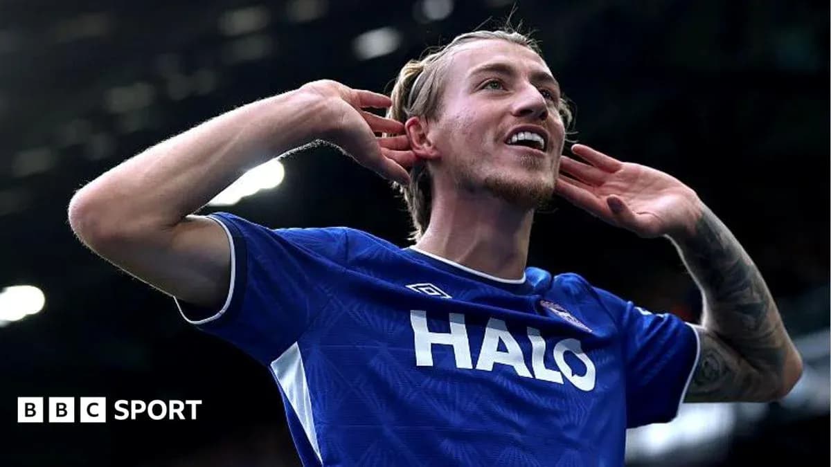 Futbolçu qol vurduqdan sonra sevinir