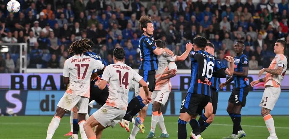 Atalanta və AS Roma oyunçuları top üçün mübarizə aparır