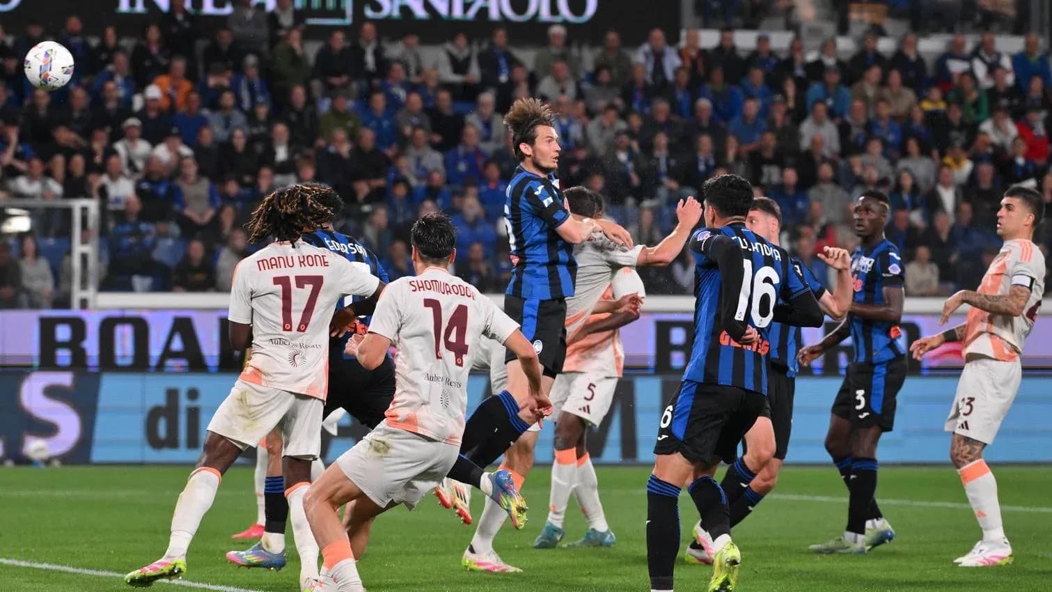 Atalanta və AS Roma oyunçuları top üçün mübarizə aparır
