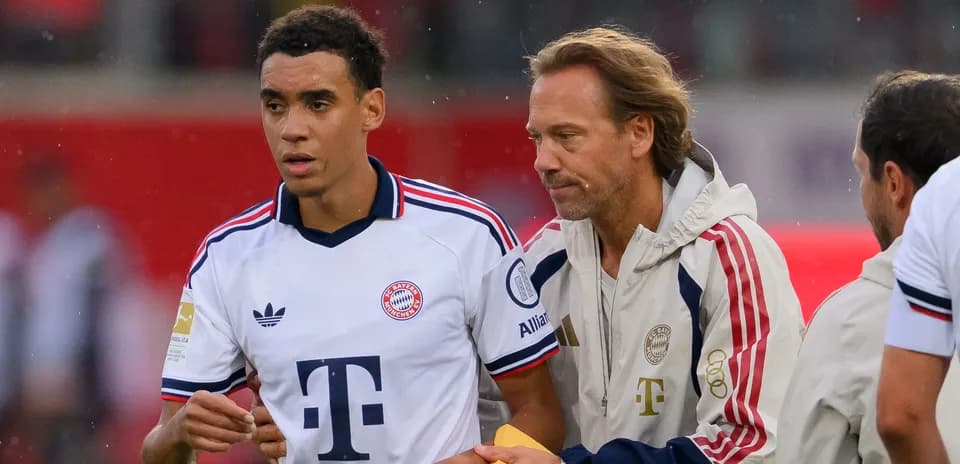 Bayern Munich player and coach discussing on sideline