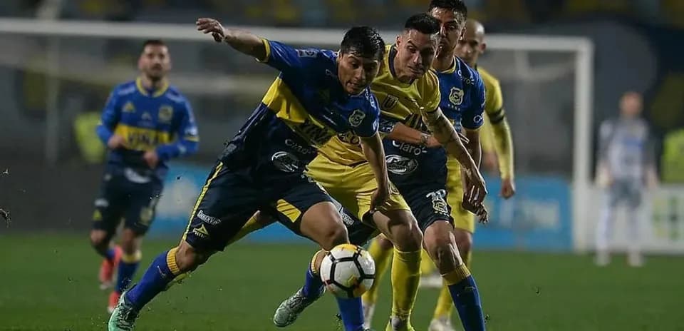 Futbolçular topu ələ keçirməyə çalışır