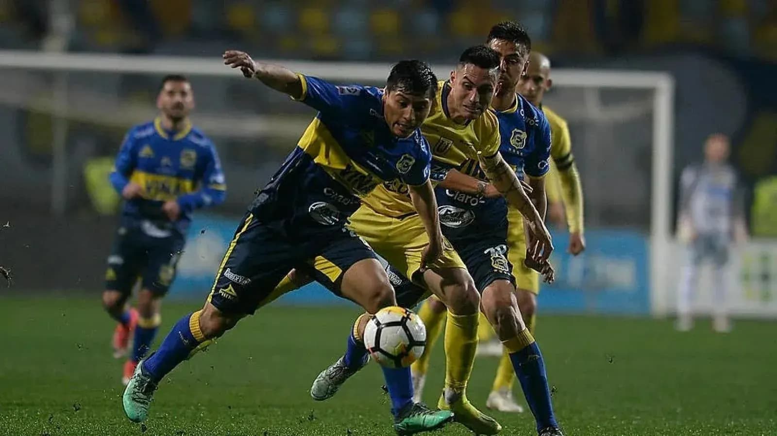 Futbolçular topu ələ keçirməyə çalışır
