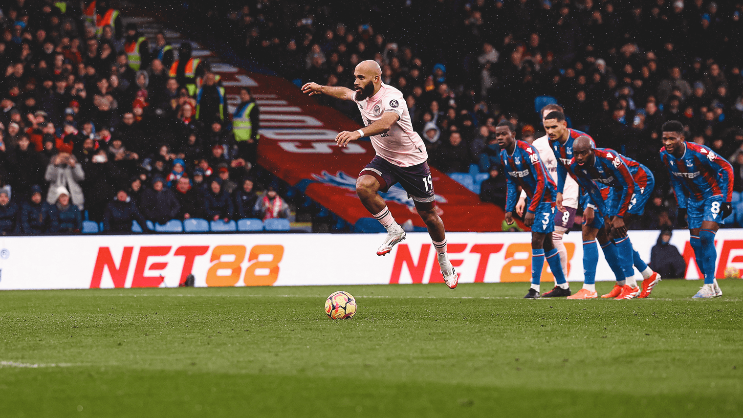 Brentford futbolçusu penalti atışı üçün qaçır