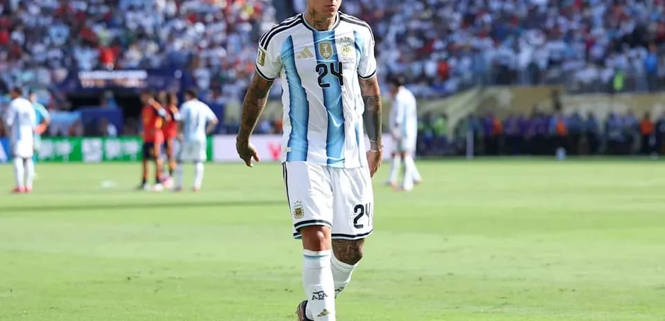 Futbolçu Argentina formasında oyun meydanında yürüyür