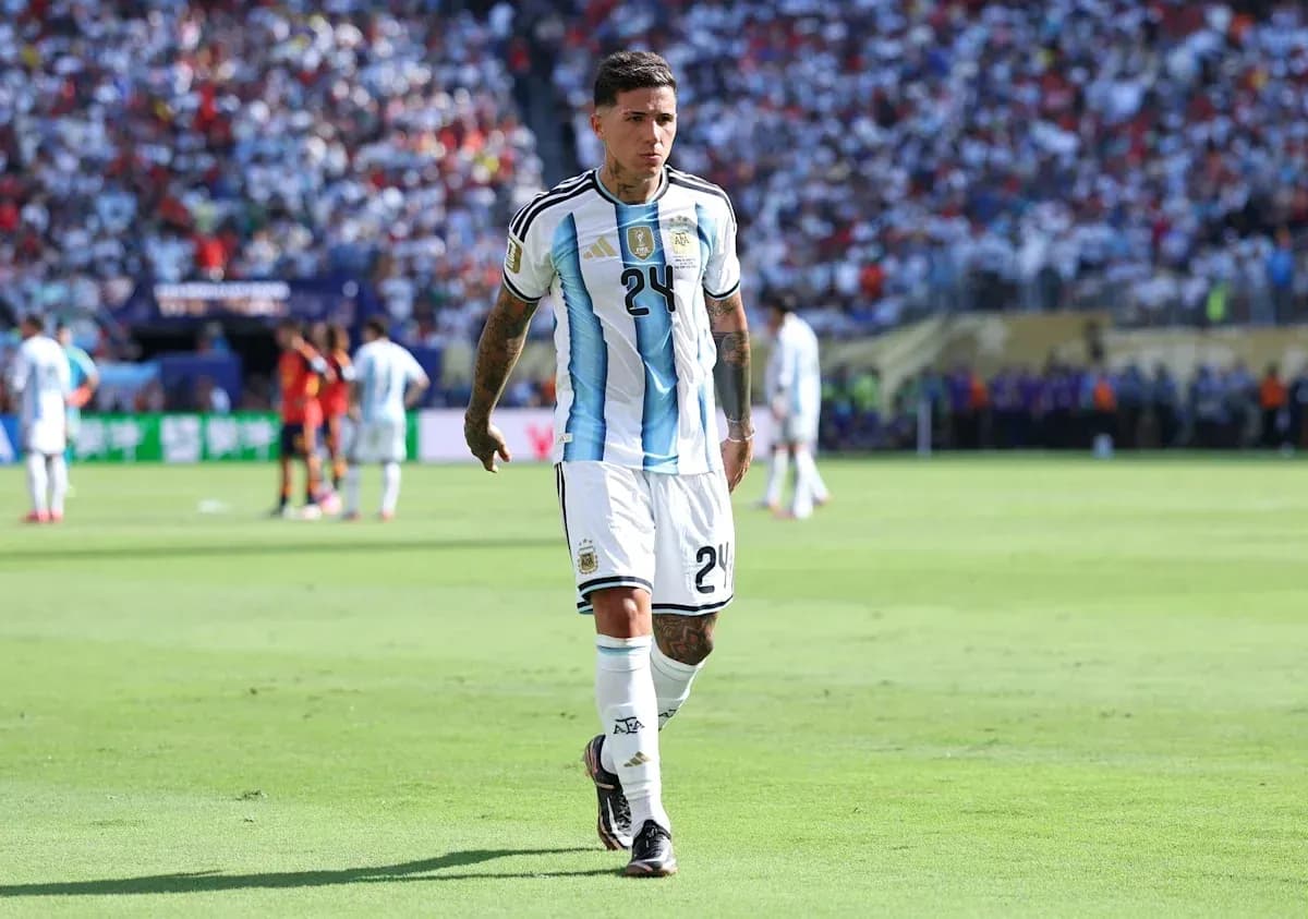Futbolçu Argentina formasında oyun meydanında yürüyür