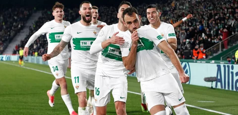 Elçenin futbolçuları qolu qeyd edirlər