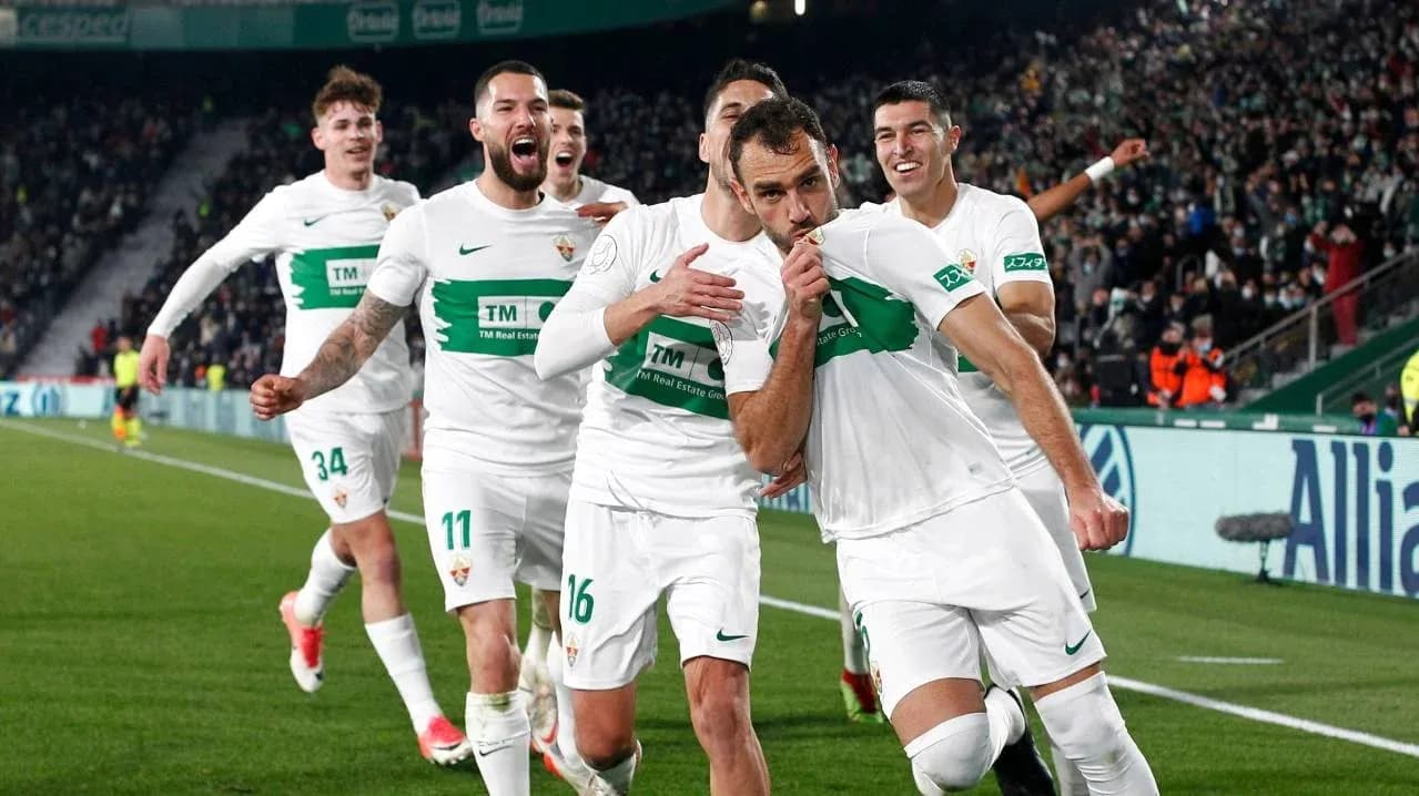Elçenin futbolçuları qolu qeyd edirlər