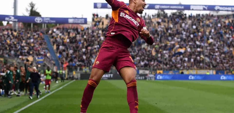 AS Roma futbolçusu sevinir