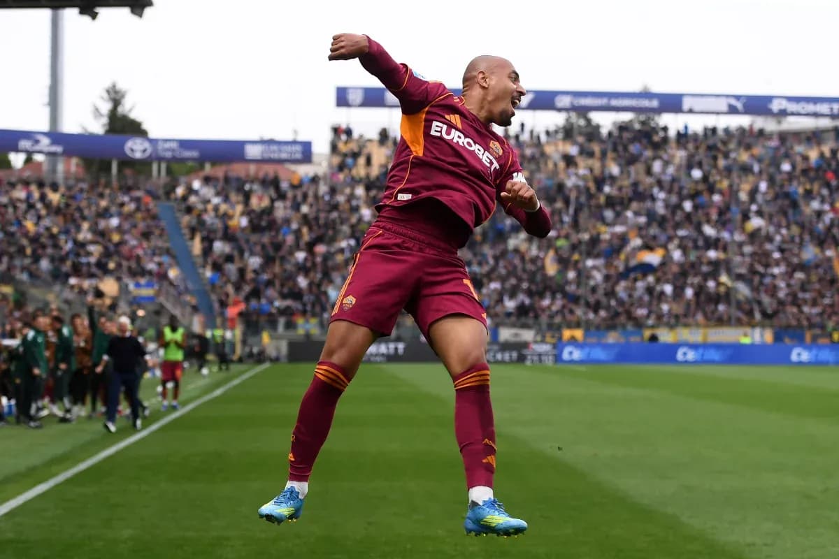 AS Roma futbolçusu sevinir