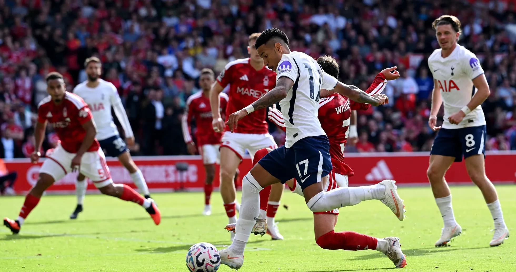 Nottingham Forest və Tottenham futbol oyunu