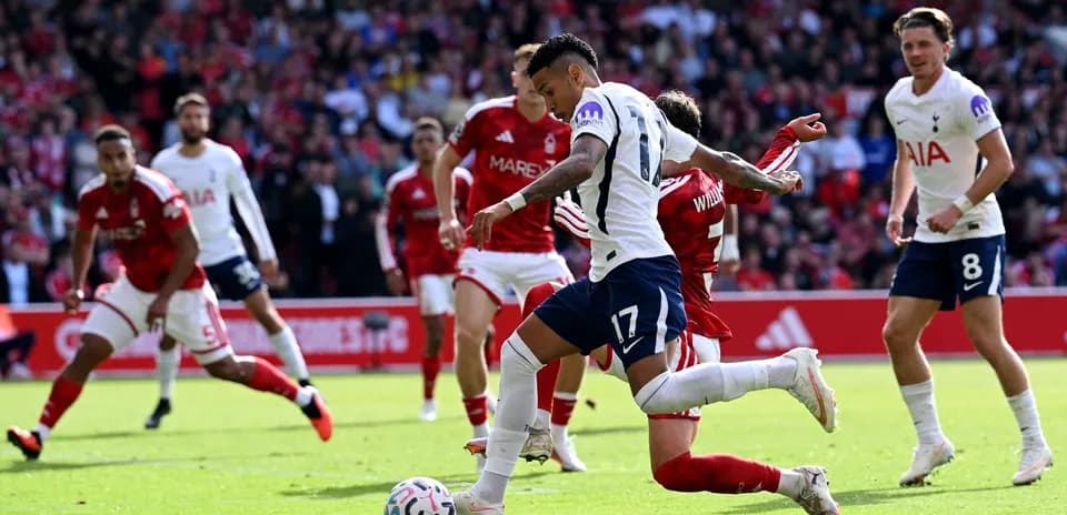 Nottingham Forest və Tottenham futbol oyunu