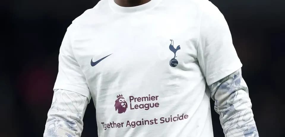 Futbolçu Tottenham formasında stadionda yürüyür