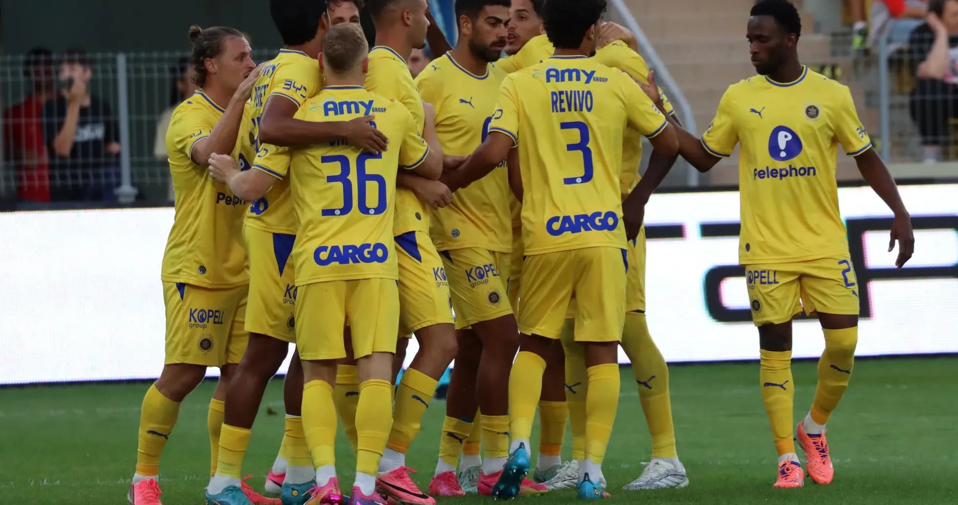 Maccabi Tel Aviv futbolçuları qeyd edir