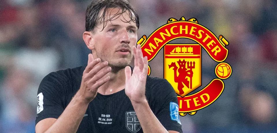 Futbolçu alqış edir, arxa planda Manchester United logosu