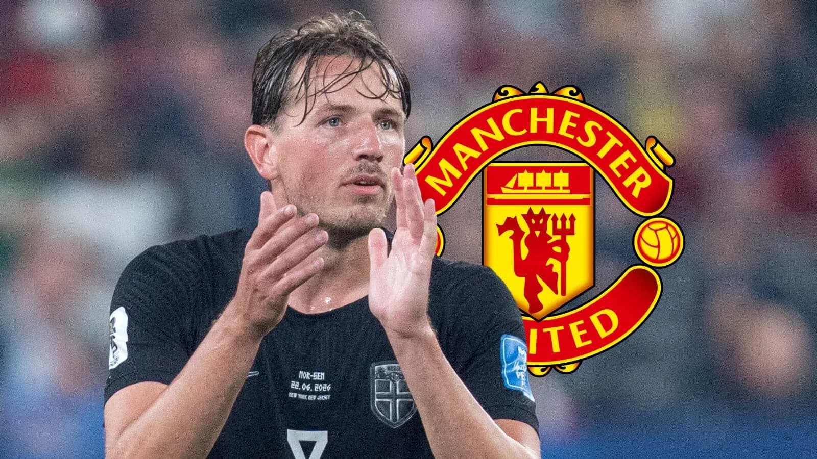 Futbolçu alqış edir, arxa planda Manchester United logosu