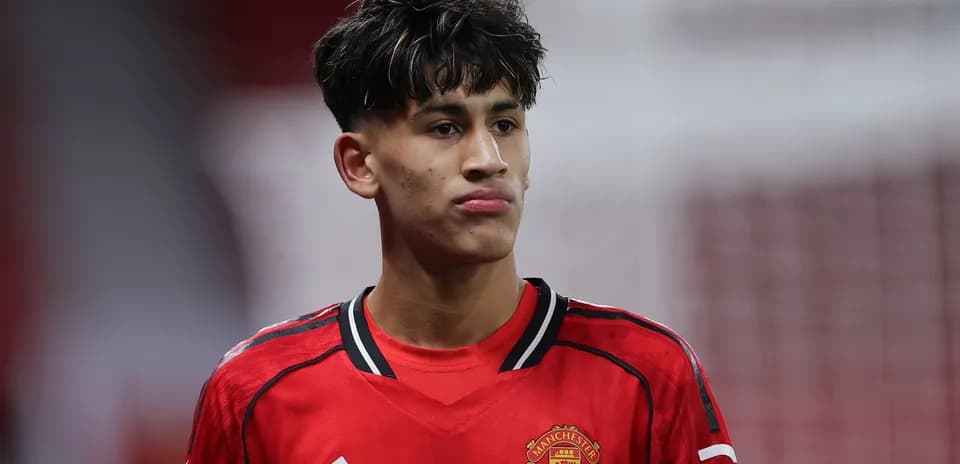 Futbolçu Manchester United forması ilə meydanda