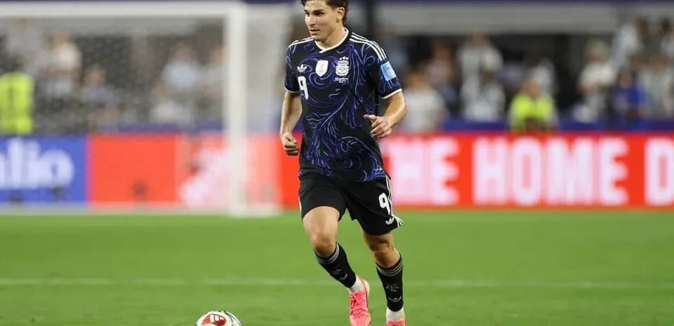 Futbolçu topu daşıyaraq irəliləyir