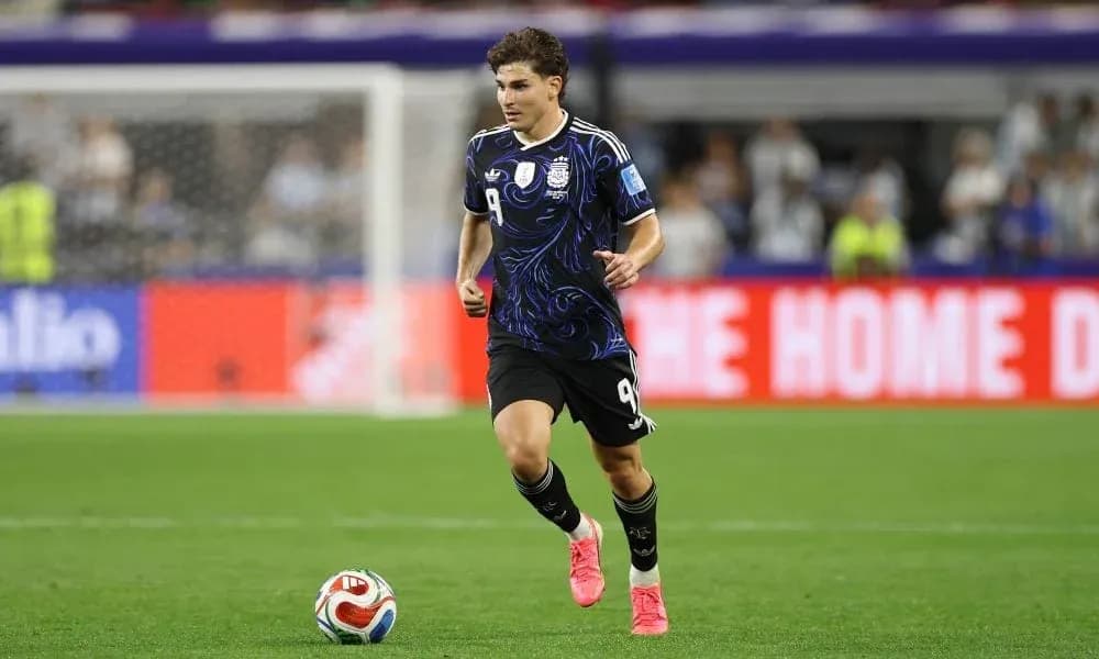 Futbolçu topu daşıyaraq irəliləyir