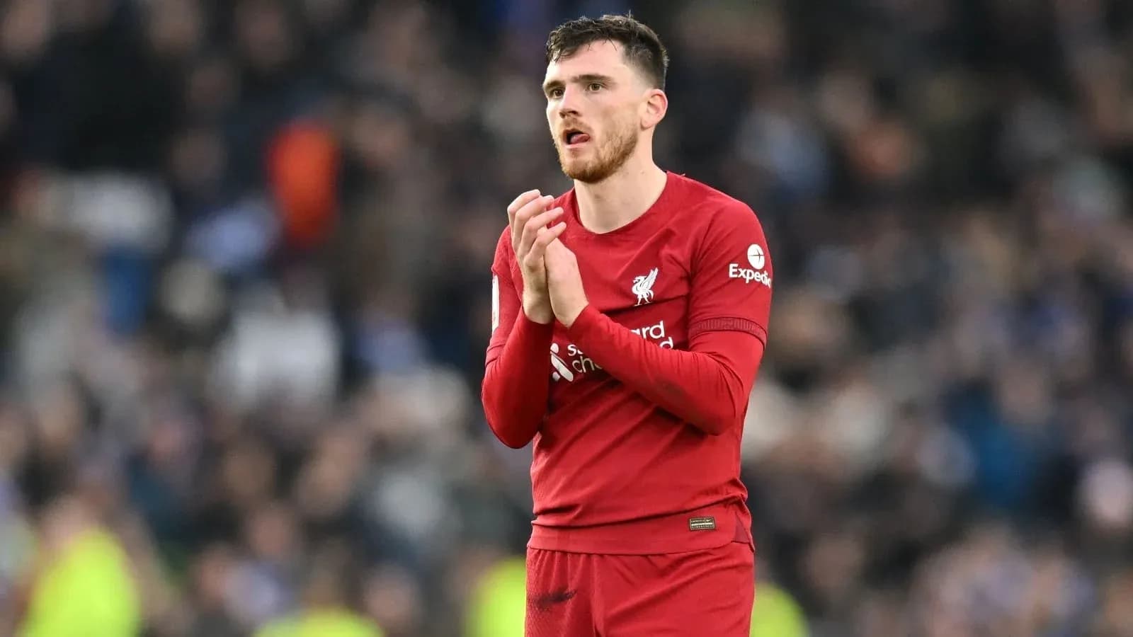 Futbolçu Liverpool formasında alqışlayır