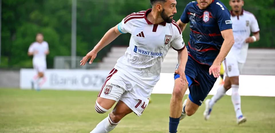 Bir futbolçunun topu sürməsi