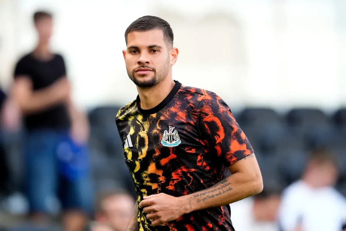 Futbolçu Newcastle formasında məşq zamanı
