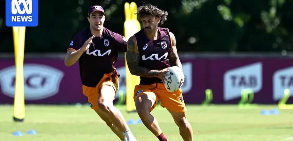 İki oyunçu məşq zamanı top ilə qaçır