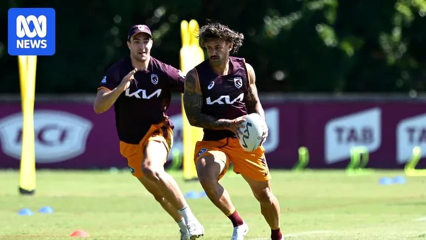 İki oyunçu məşq zamanı top ilə qaçır