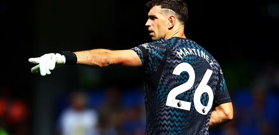 Goalkeeper Martínez directing play during match