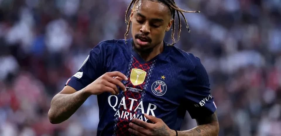 Futbolçu PSG formasını düzəldir oyunda