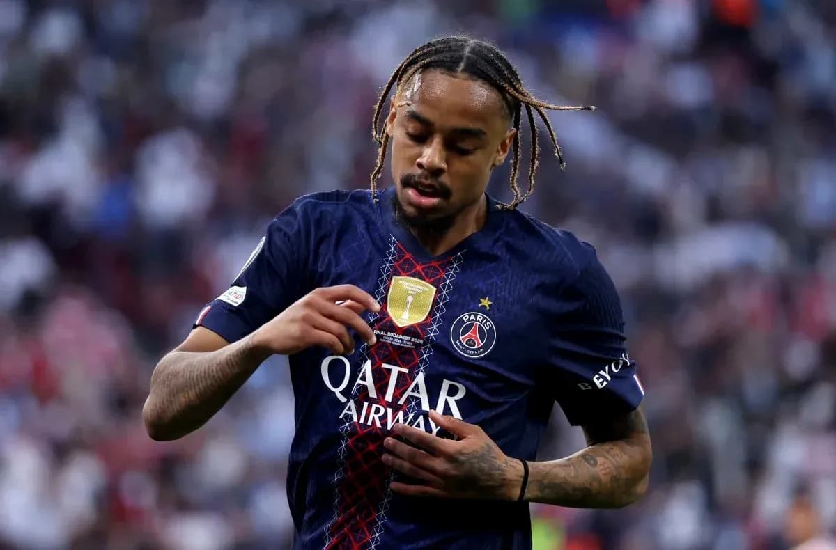 Futbolçu PSG formasını düzəldir oyunda