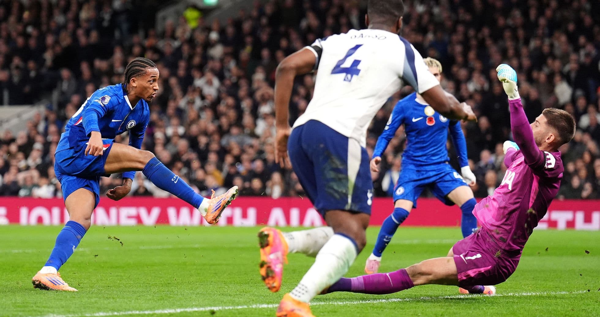 Chelsea futbolçusu topa zərbə vurur