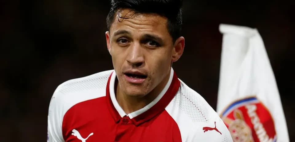 Futbolçu Arsenal formasında meydançada durur