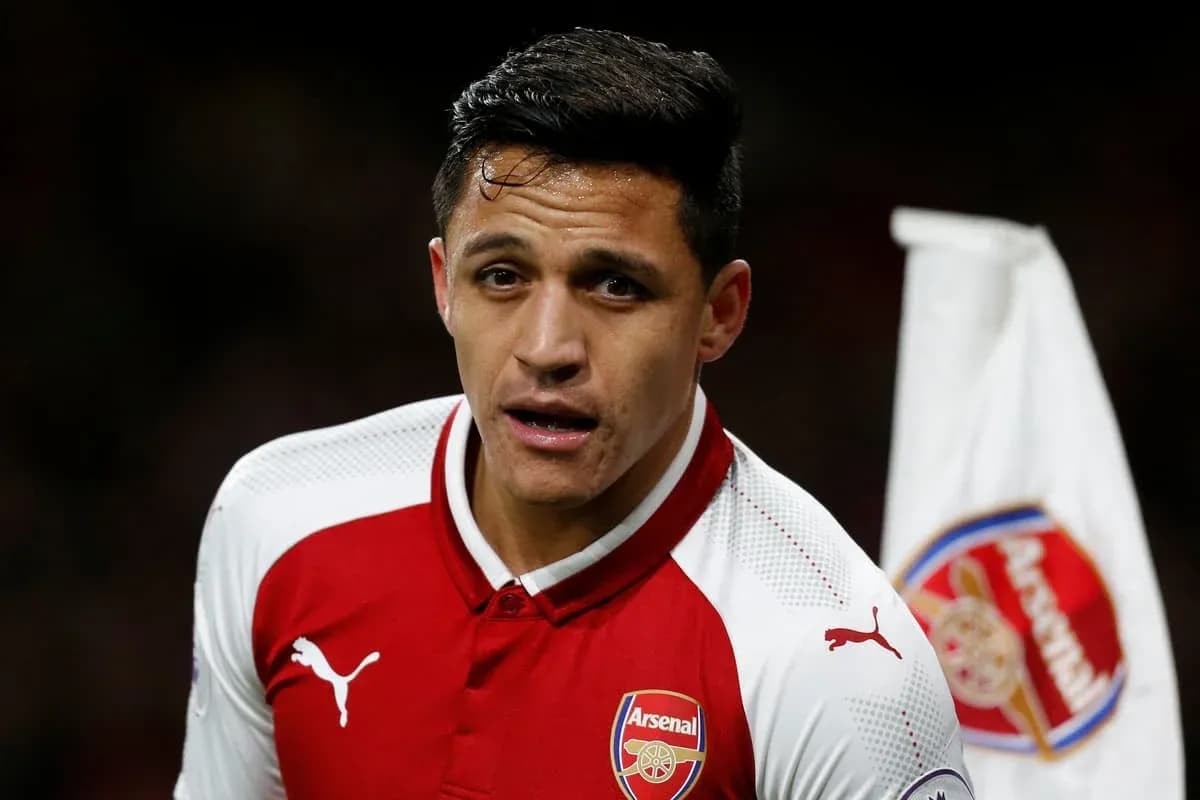 Futbolçu Arsenal formasında meydançada durur