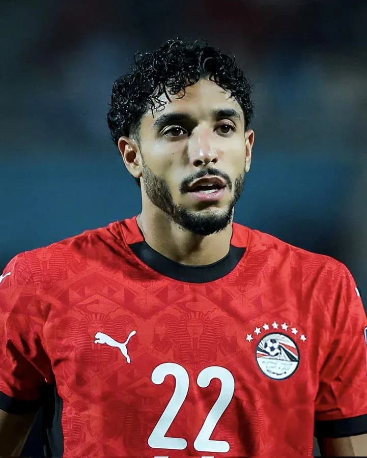 Futbolçu qırmızı forma geyinmiş oyunçunun portreti