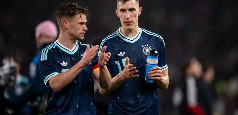 İki Alman futbolçu oyun bitdikdən sonra söhbət edir